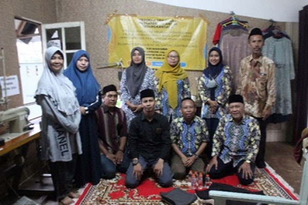 DOSEN FT, FEB DAN FAKULTAS PETERNAKAN UNISMA BANTU TINGKATKAN INDUSTRI RUMAH TANGGA BAJU BUTIK DI KELURAHAN&nbsp;KEDUNGKANDANG